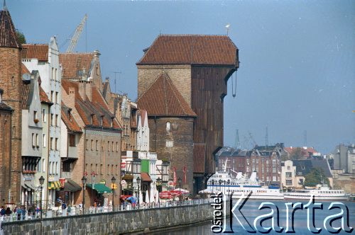 1995, Gdańsk, Polska.
Żuraw i Długie Pobrzeże nad Motławą.
Fot. Edward Grochowicz, zbiory Ośrodka KARTA