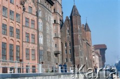 Lata 80., Gdańsk, Polska.
Długie Pobrzeże nad Motławą, z prawej Dom Towarzystwa Przyrodniczego (tzw. Dom Przyrodników, siedziba Muzeum Archeologicznego), dalej Żuraw.
Fot. Edward Grochowicz, zbiory Ośrodka KARTA
