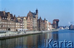 Lata 80., Gdańsk, Polska.
Długie Pobrzeże nad Motławą, w głębi Żuraw.
Fot. Edward Grochowicz, zbiory Ośrodka KARTA