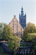 Lata 80., Gdańsk, Polska.
Wielki Młyn, za nim wieża kościoła św. Katarzyny, z lewej Kanał Raduni.
Fot. Edward Grochowicz, zbiory Ośrodka KARTA