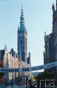 Lata 80., Gdańsk, Polska.
Długi Targ, w głębi Ratusz. Widoczna reklama dyskoteki w klubie studenckim Żak.
Fot. Edward Grochowicz, zbiory Ośrodka KARTA