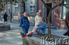 1995, Gdańsk, Polska.
Młodzież na jednej z uliczek gdańskiej Starówki.
Fot. Edward Grochowicz, zbiory Ośrodka KARTA