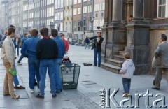 Lata 80., Gdańsk, Polska.
Uliczny skrzypek w Zielonej Bramie na Długim Targu.
Fot. Edward Grochowicz, zbiory Ośrodka KARTA