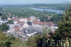 Lata 90., Kazimierz Dolny nad Wisłą, Polska.
Panorama miasteczka, widoczny Rynek.
Fot. Edward Grochowicz, zbiory Ośrodka KARTA