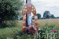 Lata 90., Zalipie, Polska.
Gospodarstwo we wsi Zalipie, na zdjęciu kapliczka ozdobiona tradycyjnymi malunkami.
Fot. Edward Grochowicz, zbiory Ośrodka KARTA