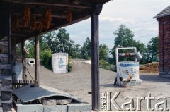 Lata 90., Zalipie, Polska.
Gospodarstwo we wsi Zalipie, ozdobione tradycyjnymi malunkami.
Fot. Edward Grochowicz, zbiory Ośrodka KARTA