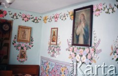 Lata 90., Zalipie, Polska.
Gospodarstwo we wsi Zalipie, na zdjęciu izba mieszkalna ozdobiona tradycyjnymi malunkami.
Fot. Edward Grochowicz, zbiory Ośrodka KARTA