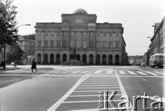 1969, Warszawa, Polska.
Pałac Staszica (pałac Królewskiego Towarzystwa Przyjaciół Nauk) i pomnik Mikołaja Kopernika, ulica Krakowskie Przedmieście.
Fot. Edward Grochowicz, zbiory Ośrodka KARTA