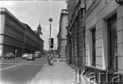 1969, Warszawa, Polska.
Ulica Nowy Świat przy skrzyżowaniu z ulicą Świętokrzyską.
Fot. Edward Grochowicz, zbiory Ośrodka KARTA