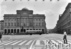 1969, Warszawa, Polska.
Pałac Staszica (pałac Królewskiego Towarzystwa Przyjaciół Nauk) i pomnik Mikołaja Kopernika, ulica Krakowskie Przedmieście.
Fot. Edward Grochowicz, zbiory Ośrodka KARTA