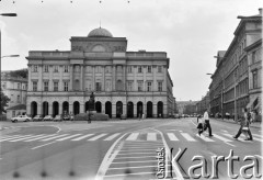 1969, Warszawa, Polska.
Pałac Staszica (pałac Królewskiego Towarzystwa Przyjaciół Nauk) i pomnik Mikołaja Kopernika, ulica Krakowskie Przedmieście.
Fot. Edward Grochowicz, zbiory Ośrodka KARTA