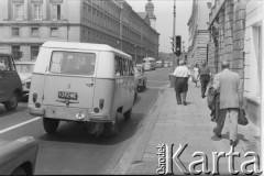 1969, Warszawa, Polska.
Ulica Nowy Świat przy skrzyżowaniu z ulicą Świętokrzyską.
Fot. Edward Grochowicz, zbiory Ośrodka KARTA