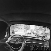 1969, Warszawa, Polska.
Ulica Nowy Świat, widok z wnętrza samochodu osobowego.
Fot. Edward Grochowicz, zbiory Ośrodka KARTA