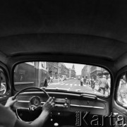 1969, Warszawa, Polska.
Ulica Nowy Świat, widok z wnętrza samochodu osobowego.
Fot. Edward Grochowicz, zbiory Ośrodka KARTA