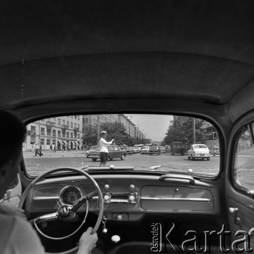 1969, Warszawa, Polska.
Ulica Nowy Świat, widok z wnętrza samochodu osobowego.
Fot. Edward Grochowicz, zbiory Ośrodka KARTA