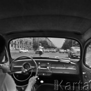 1969, Warszawa, Polska.
Ulica Nowy Świat, widok z wnętrza samochodu osobowego.
Fot. Edward Grochowicz, zbiory Ośrodka KARTA