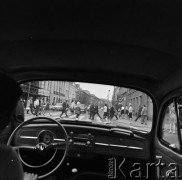 1969, Warszawa, Polska.
Ulica Nowy Świat, widok z wnętrza samochodu osobowego.
Fot. Edward Grochowicz, zbiory Ośrodka KARTA