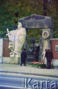 Lata 90., Warszawa, Polska.
Cmentarz Powązkowski, na zdjęciu Brama Honoraty przy ulicy Powązkowskiej.
Fot. Edward Grochowicz, zbiory Ośrodka KARTA