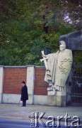 Lata 90., Warszawa, Polska.
Cmentarz Powązkowski, na zdjęciu Brama Honoraty przy ulicy Powązkowskiej.
Fot. Edward Grochowicz, zbiory Ośrodka KARTA