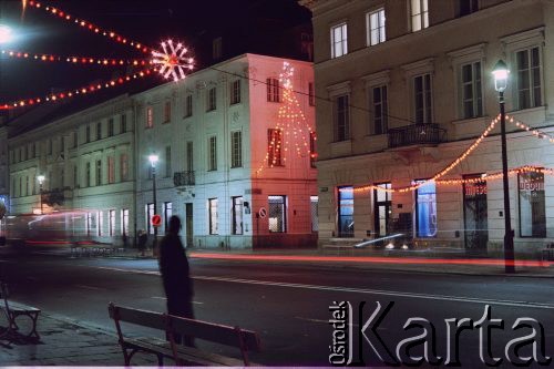 Styczeń 1988, Warszawa, Polska.
Noworoczne iluminacje, na zdjęciu ulica Nowy Świat.
Fot. Edward Grochowicz, zbiory Ośrodka KARTA