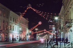 Styczeń 1988, Warszawa, Polska.
Noworoczne iluminacje, na zdjęciu ulica Nowy Świat.
Fot. Edward Grochowicz, zbiory Ośrodka KARTA