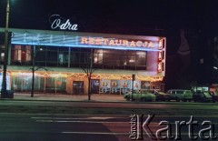 Styczeń 1988, Warszawa, Polska.
Noworoczne iluminacje, na zdjęciu ulica Marszałkowska i restauracja Odra.
Fot. Edward Grochowicz, zbiory Ośrodka KARTA