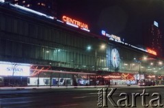 Styczeń 1988, Warszawa, Polska.
Noworoczne iluminacje, na zdjęciu ulica Marszałkowska i Domy Towarowe Centrum.
Fot. Edward Grochowicz, zbiory Ośrodka KARTA