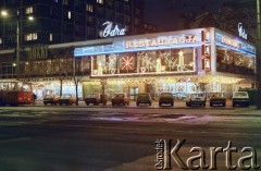 Styczeń 1988, Warszawa, Polska.
Noworoczne iluminacje, na zdjęciu ulica Marszałkowska i restauracja Odra.
Fot. Edward Grochowicz, zbiory Ośrodka KARTA