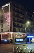 Styczeń 1988, Warszawa, Polska.
Noworoczne iluminacje, na zdjęciu aleje Jerozolimskie przy ulicy Kruczej.
Fot. Edward Grochowicz, zbiory Ośrodka KARTA