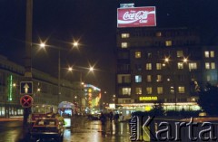 Lata 90., Warszawa, Polska.
Noworoczne iluminacje, na zdjęciu Aleje Jerozolimskie w okolicy hotelu Forum.
Fot. Edward Grochowicz, zbiory Ośrodka KARTA