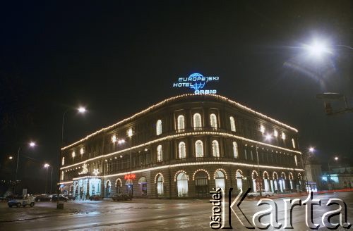 Lata 90., Warszawa, Polska.
Noworoczne iluminacje, na zdjęciu hotel Europejski przy ulicy Krakowskie Przedmieście.
Fot. Edward Grochowicz, zbiory Ośrodka KARTA