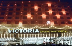 Lata 90., Warszawa, Polska.
Noworoczne iluminacje, na zdjęciu hotel Victoria przy placu Piłsudskiego.
Fot. Edward Grochowicz, zbiory Ośrodka KARTA