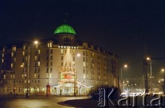 Lata 90., Warszawa, Polska.
Noworoczne iluminacje, na zdjęciu hotel Sobieski przy placu Zawiszy.
Fot. Edward Grochowicz, zbiory Ośrodka KARTA