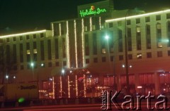 Lata 90., Warszawa, Polska.
Noworoczne iluminacje, na zdjęciu hotel Holiday Inn (obecnie nieistniejący) przy ulicy Złotej.
Fot. Edward Grochowicz, zbiory Ośrodka KARTA