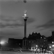 Lata 60., Warszawa, Polska.
Plac Zamkowy i Kolumna Zygmunta III Wazy.
Fot. Edward Grochowicz, zbiory Ośrodka KARTA
