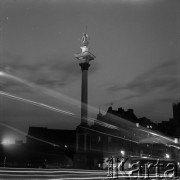 Lata 60., Warszawa, Polska.
Plac Zamkowy i Kolumna Zygmunta III Wazy.
Fot. Edward Grochowicz, zbiory Ośrodka KARTA