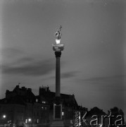 Lata 60., Warszawa, Polska.
Plac Zamkowy i Kolumna Zygmunta III Wazy.
Fot. Edward Grochowicz, zbiory Ośrodka KARTA