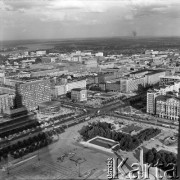 Ok. 1967, Warszawa, Polska.
Panorama miasta z 30 piętra Pałacu Kultury i Nauki, na zdjęciu plac Defilad i skrzyżowanie ulicy Marszałkowskiej z Alejami Jerozolimskimi (obecnie rondo Dmowskiego), z lewej Ściana Wschodnia, Domy Towarowe Centrum i Rotunda PKO.
Fot. Edward Grochowicz, zbiory Ośrodka KARTA