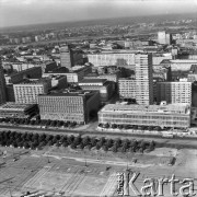 Ok. 1967, Warszawa, Polska.
Panorama miasta z 30 piętra Pałacu Kultury i Nauki, na zdjęciu plac Defilad i ulica Marszałkowska, Ściana Wschodnia, Domy Towarowe Centrum.
Fot. Edward Grochowicz, zbiory Ośrodka KARTA