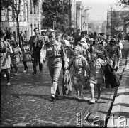 Lata 60., Warszawa, Polska.
Harcerze maszerują ulicą Starego Miasta.
Fot. Edward Grochowicz, zbiory Ośrodka KARTA