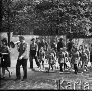 Lata 60., Warszawa, Polska.
Harcerze maszerują ulicą Starego Miasta.
Fot. Edward Grochowicz, zbiory Ośrodka KARTA