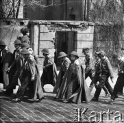 Lata 60., Warszawa, Polska.
Harcerze maszerują ulicą Starego Miasta.
Fot. Edward Grochowicz, zbiory Ośrodka KARTA