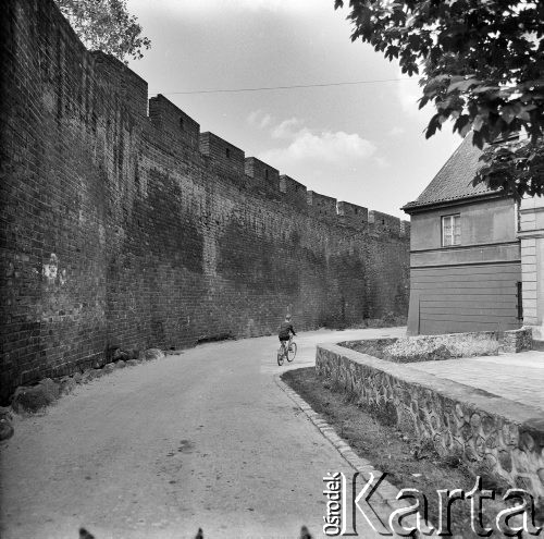 Lata 60., Warszawa, Polska.
Mury obronne na Starym Mieście, chłopiec na rowerze.
Fot. Edward Grochowicz, zbiory Ośrodka KARTA