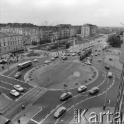 Ok. 1967, Warszawa, Polska.
Aleje Jerozolimskie, widok z gmachu Polskiej Agencji Prasowej (obecnie Banku Gospodarstwa Krajowego) na skrzyżowanie z ulicą Nowy Świat (obecnie Rondo de Gaulle'a).
Fot. Edward Grochowicz, zbiory Ośrodka KARTA