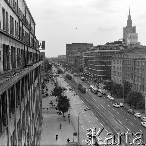 Ok. 1967, Warszawa, Polska.
Aleje Jerozolimskie, widok z gmachu Polskiej Agencji Prasowej (obecnie Banku Gospodarstwa Krajowego) na Centralny Dom Towarowy (CDT) i Pałac Kultury i Nauki.
Fot. Edward Grochowicz, zbiory Ośrodka KARTA