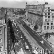 Ok. 1967, Warszawa, Polska.
Aleje Jerozolimskie, z prawej gmach Polskiej Agencji Prasowej (obecnie Banku Gospodarstwa Krajowego), w głębi skrzyżowanie z ulicą Nowy Świat (obecnie Rondo de Gaulle'a).
Fot. Edward Grochowicz, zbiory Ośrodka KARTA