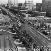 Ok. 1967, Warszawa, Polska.
Skrzyżowanie ulicy Marszałkowskiej i Alej Jerozolimskich (obecnie rondo Dmowskiego). na zdjęciu Rotunda PKO, z prawej gmach Universalu, w głębi Domy Towarowe Centrum.
Fot. Edward Grochowicz, zbiory Ośrodka KARTA