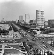 Ok. 1967, Warszawa, Polska.
Skrzyżowanie ulicy Marszałkowskiej i Alej Jerozolimskich (obecnie rondo Dmowskiego). na zdjęciu Rotunda PKO, z prawej gmach Universalu, w głębi Domy Towarowe Centrum.
Fot. Edward Grochowicz, zbiory Ośrodka KARTA
