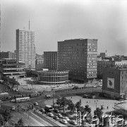 Ok. 1967, Warszawa, Polska.
Skrzyżowanie ulicy Marszałkowskiej i Alej Jerozolimskich (obecnie rondo Dmowskiego). na zdjęciu Rotunda PKO i gmach Universalu.
Fot. Edward Grochowicz, zbiory Ośrodka KARTA
