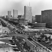 Ok. 1967, Warszawa, Polska.
Skrzyżowanie ulicy Marszałkowskiej i Alej Jerozolimskich (obecnie rondo Dmowskiego). na zdjęciu Rotunda PKO, z prawej gmach Universalu, w głębi Domy Towarowe Centrum.
Fot. Edward Grochowicz, zbiory Ośrodka KARTA